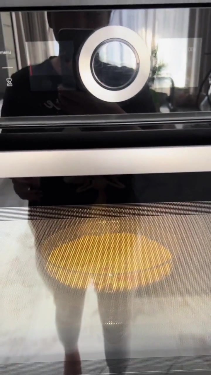 超级简单的苹果蛋糕的做法分享给大家，可以做给孩子吃哦