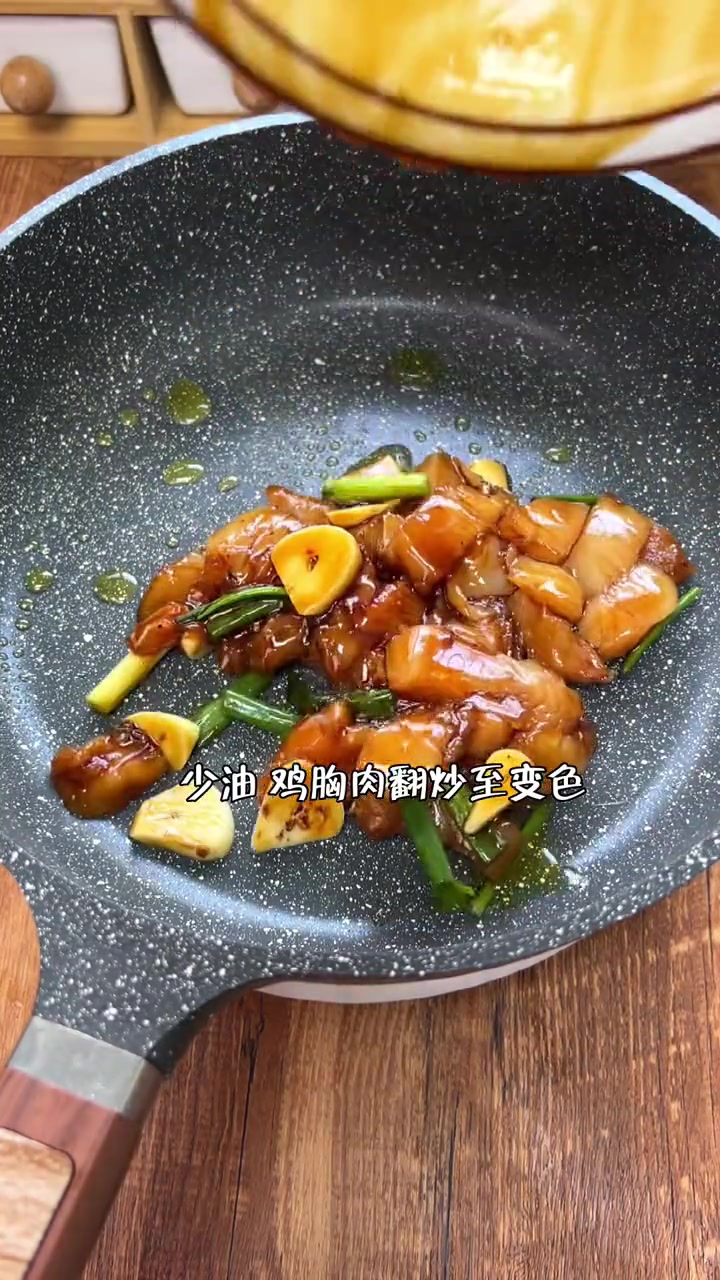 低脂低卡的鸡胸肉炒杏鲍菇，鲜嫩美味又营养搭配上主食