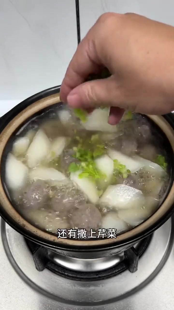 潮汕特色家常菜白萝卜牛肉丸汤，牛肉丸口感Q弹