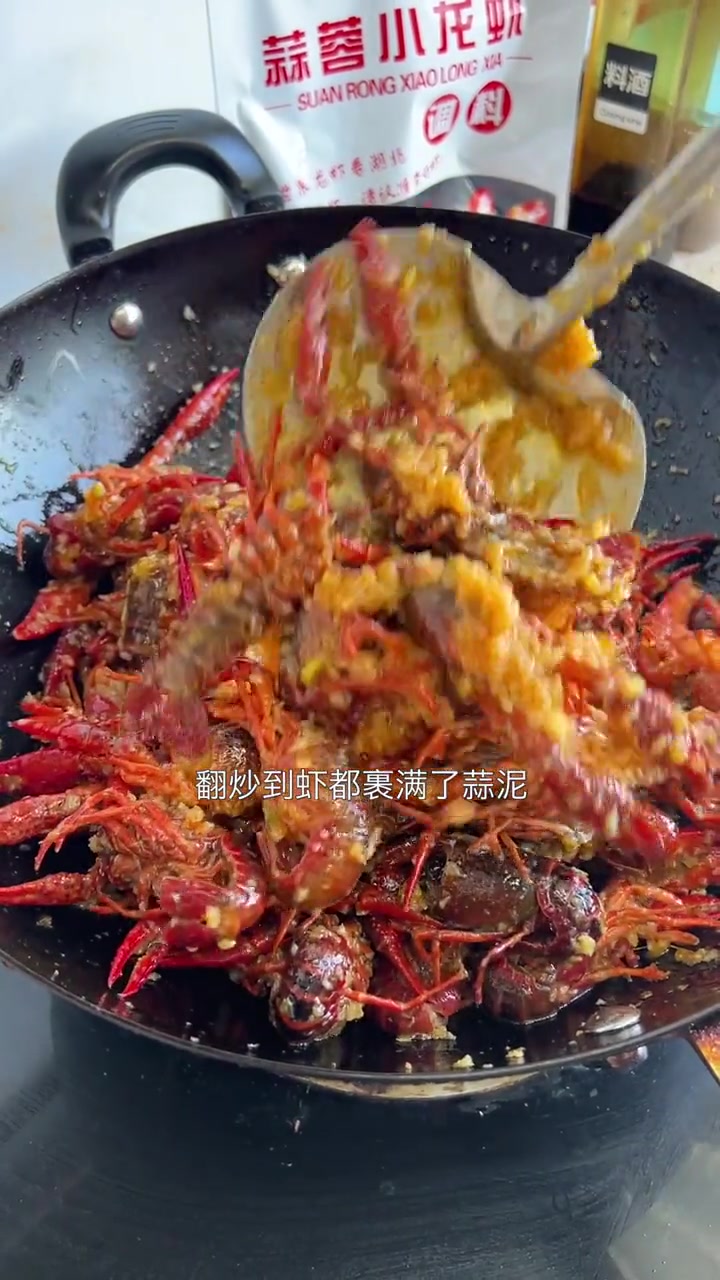 今天又在家里给做了老公和儿子都爱吃的蒜蓉小龙虾