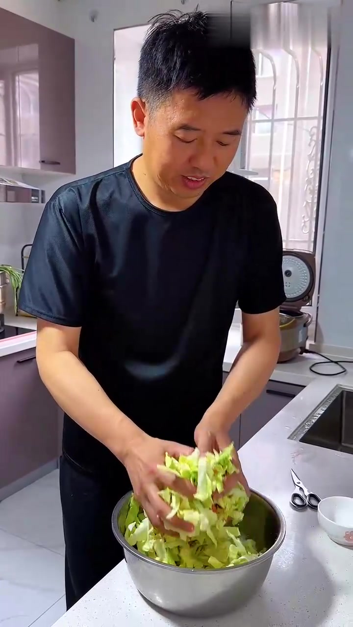 圆白菜夏天你就这样做泡菜