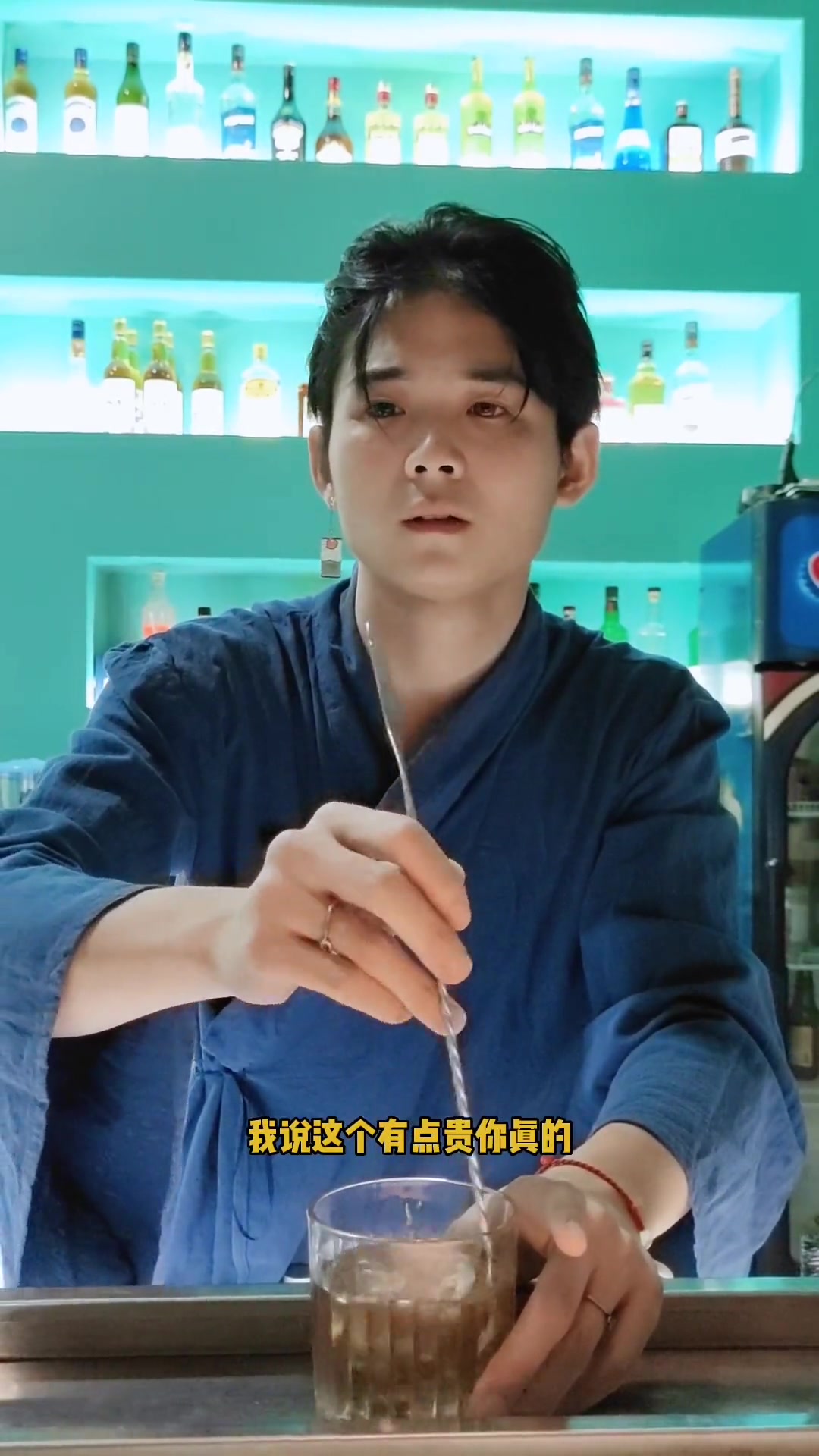 调酒师为顾客精心调制鸡尾酒,这度数有点上头!