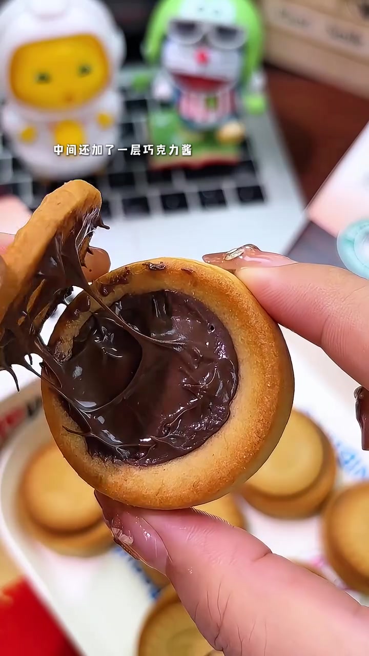 谁懂啊!看到这张榛子巧克力夹心饼干的图,眼睛和味蕾直接被“双杀”!指甲做得超精致的手掰开饼