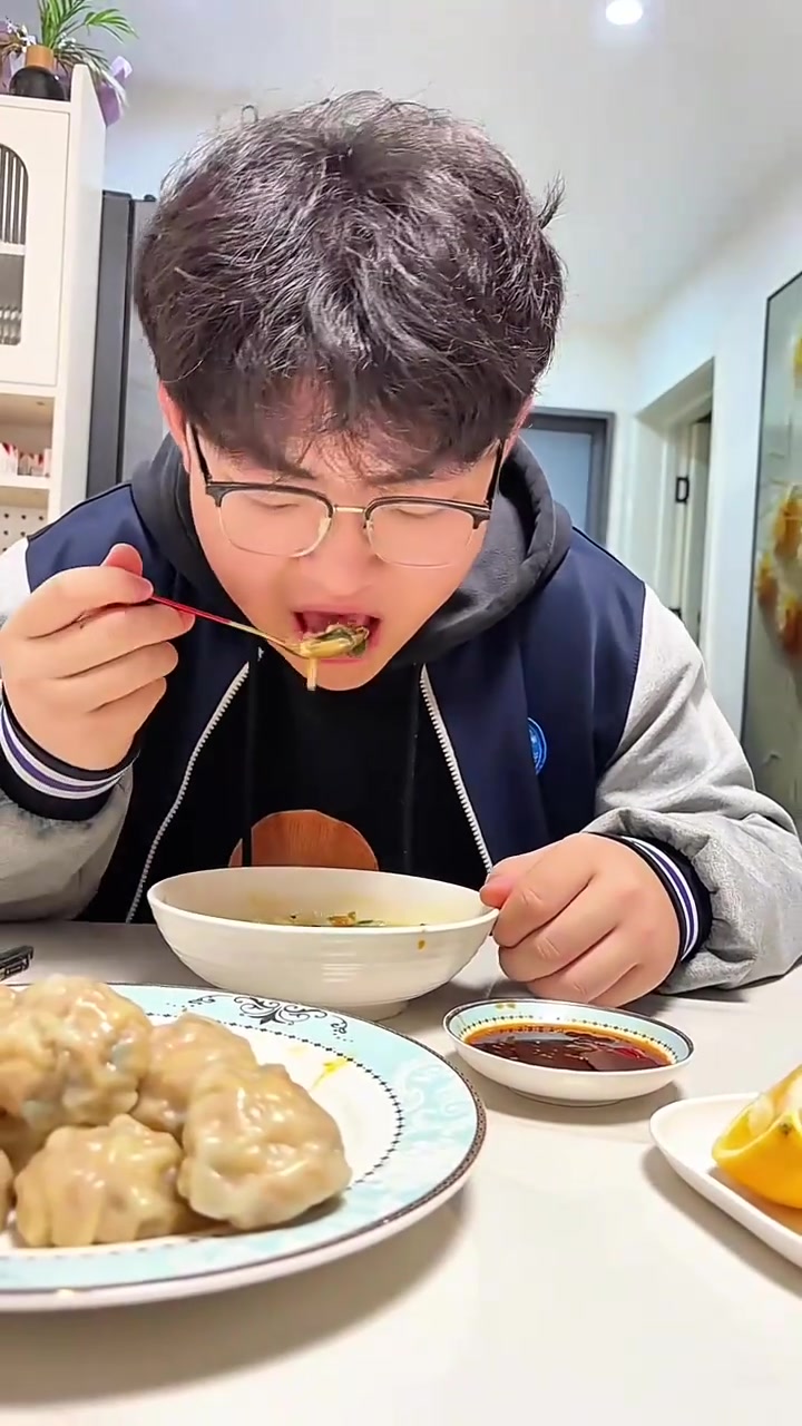 儿子怀念老母亲的早餐，调整作息继续早起做饭，加了虾滑的水晶蒸包皮薄馅大营养满满，搭配一碗山