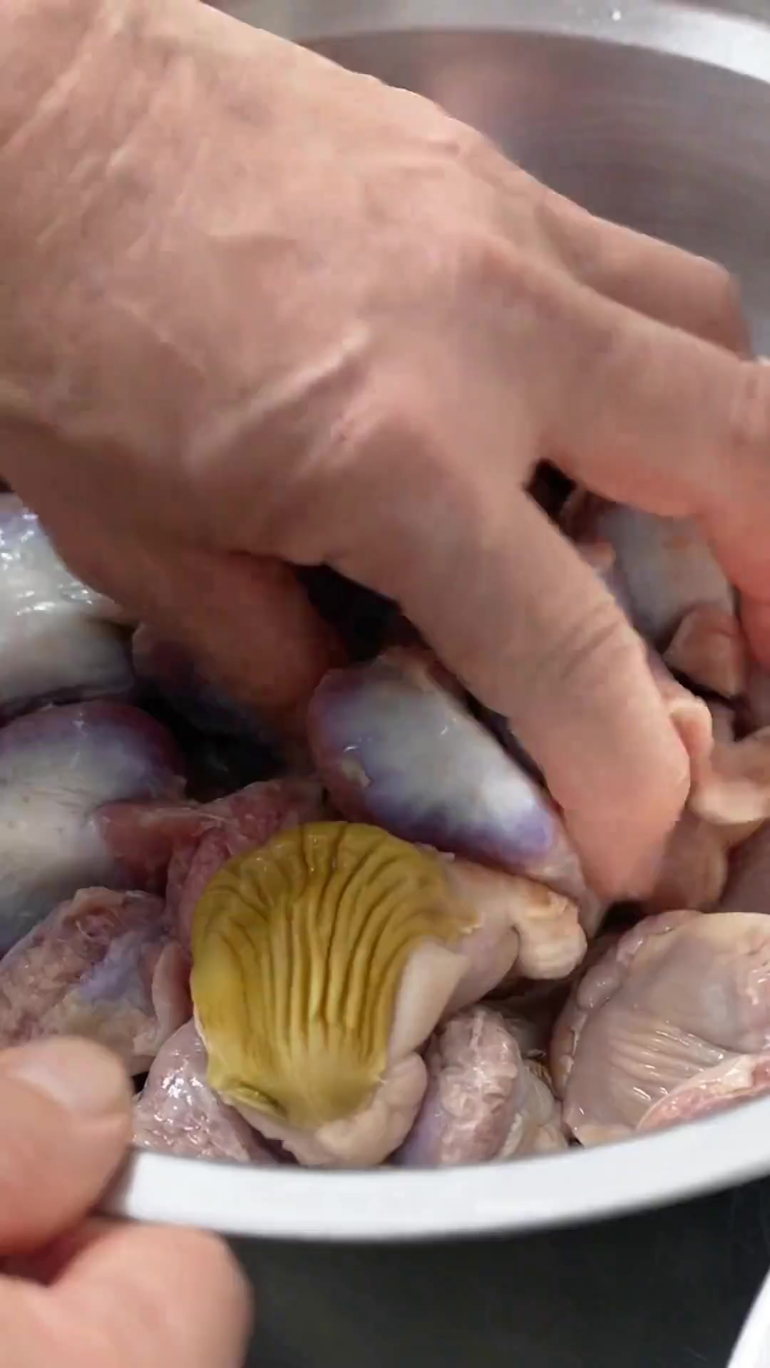 今天这个菜也是鲁菜中的一道经典凉菜，胗肝这么卤，满嘴留香