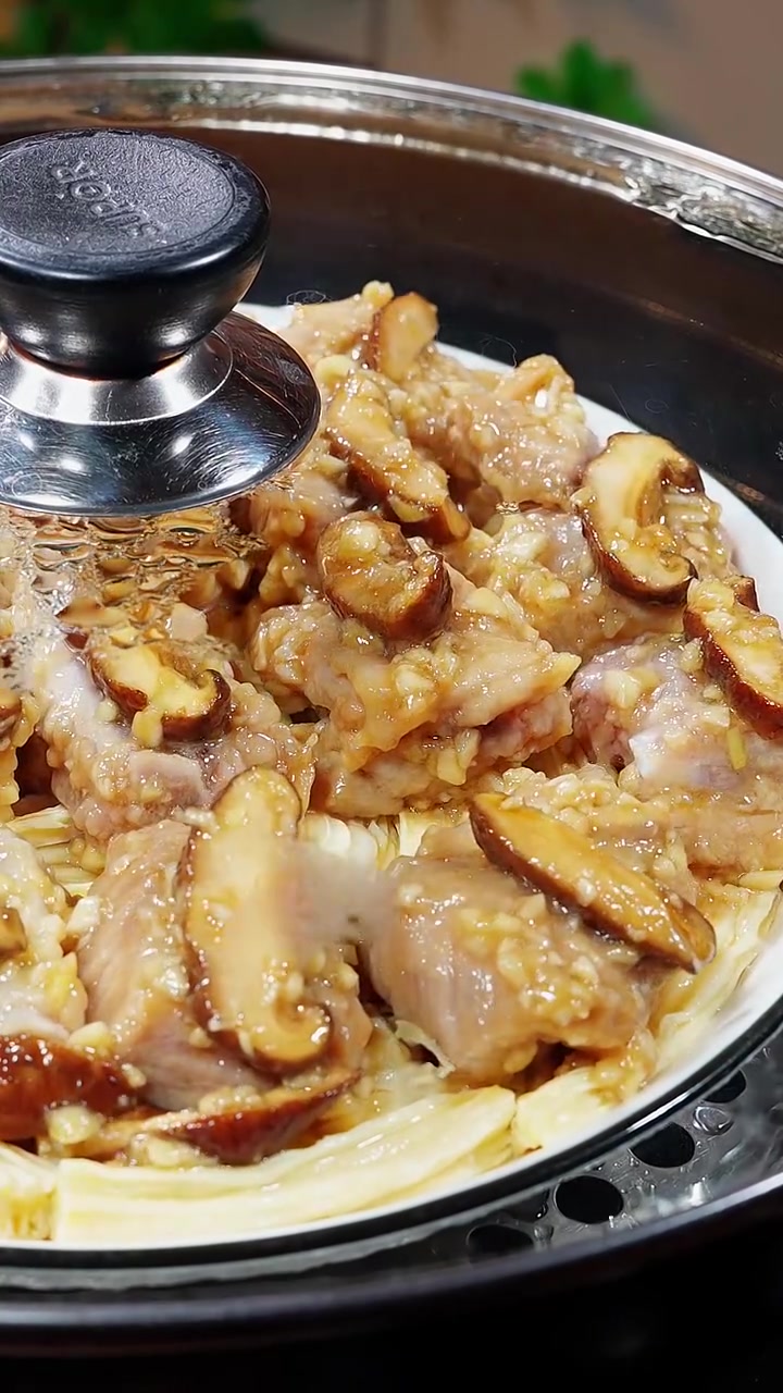 解锁排骨、香菇、腐竹的神吃法排骨,鲜嫩多汁,清爽不油腻,腐竹和香菇则吸满了汤汁,韧性十足,