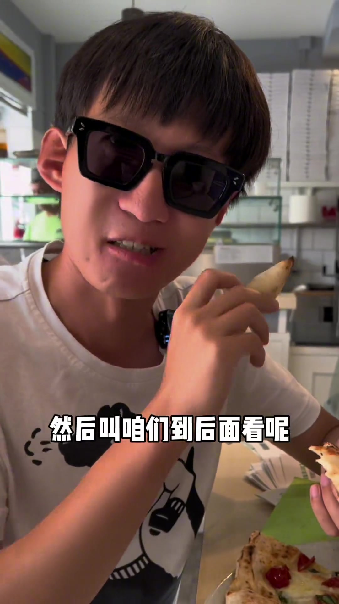 意大利人烤菠萝披萨，被老板摇人围住！