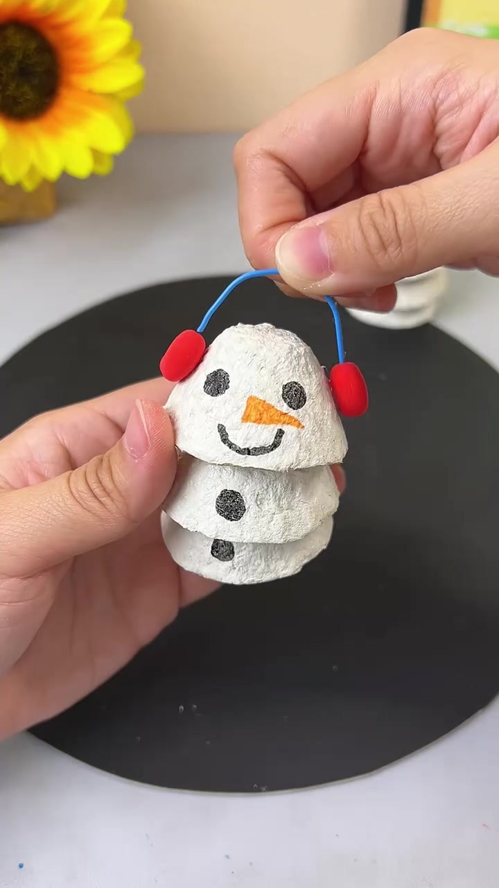 鸡蛋托扔了可惜,不如给孩子做一个可爱的小雪人吧,一看就会一做就废