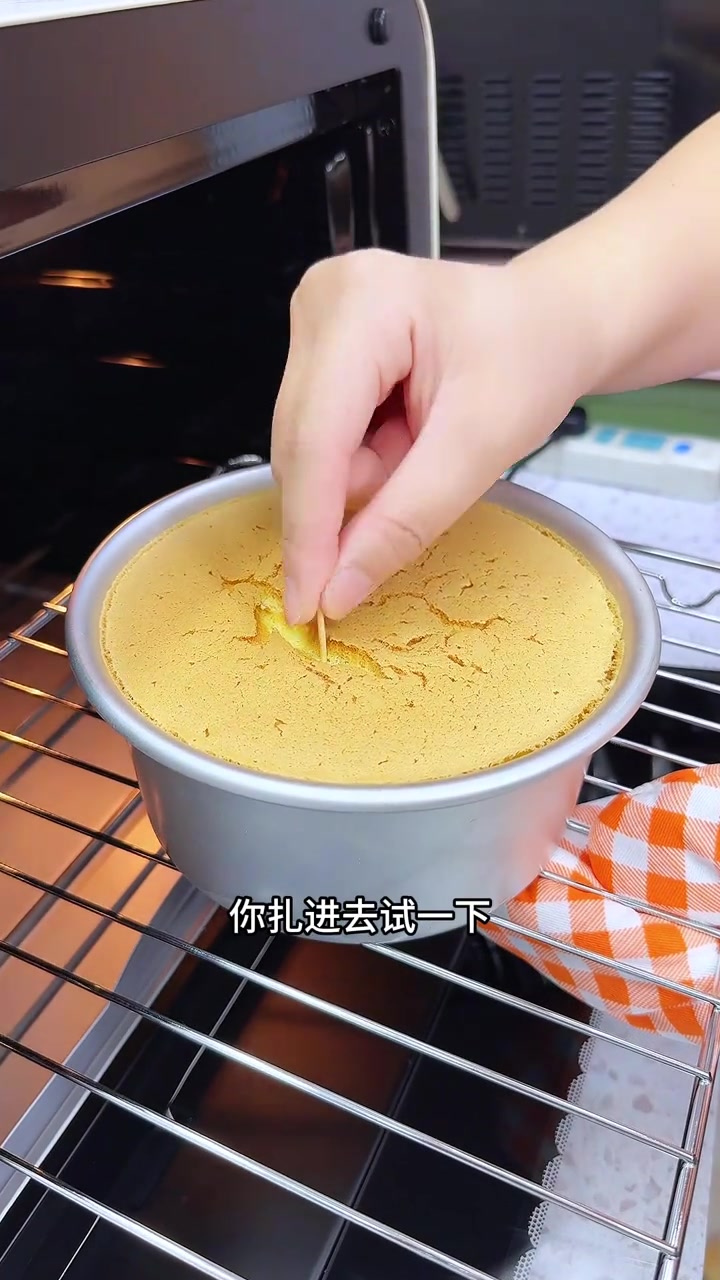 亲手给小姜做了生日蛋糕，尤其是戚风蛋糕太完美啦