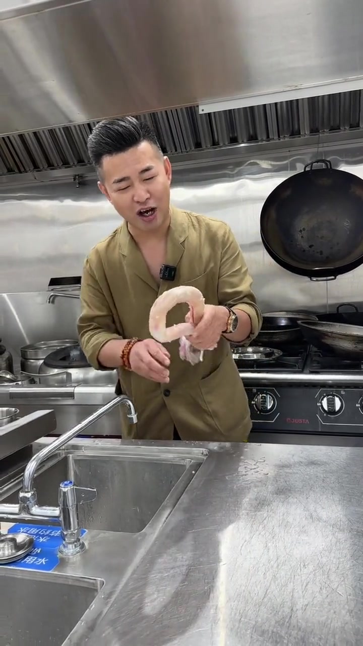 几天做一个正经的硬菜，牛鞭烧甲鱼