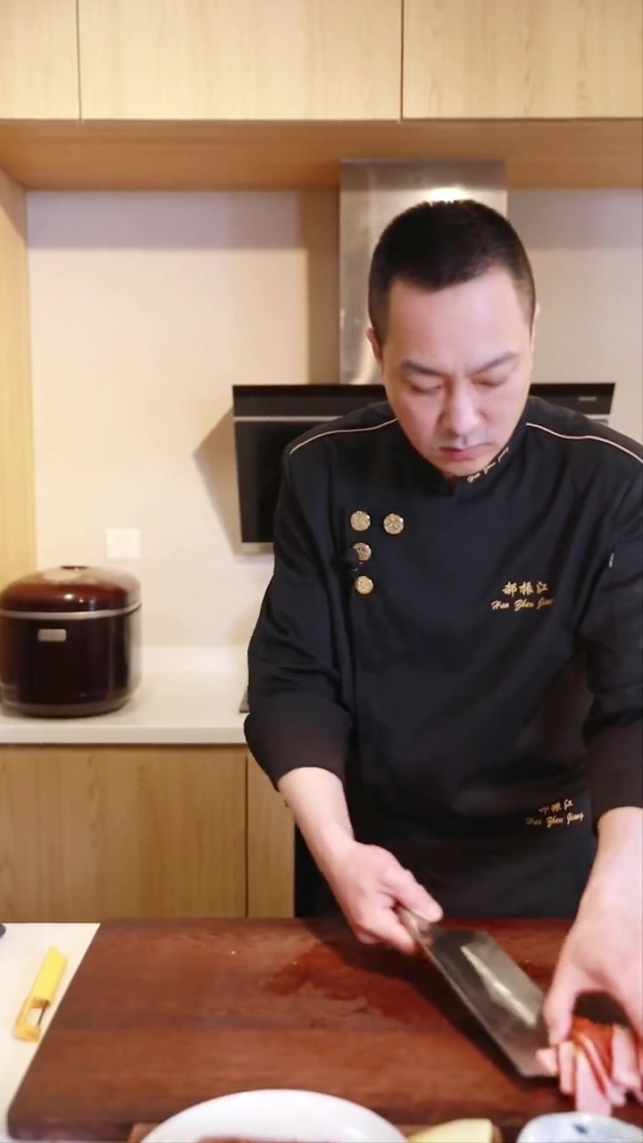 喜欢吃腊味的可以试试这样做，腊肉炖萝卜，汤鲜味美，做法简单！