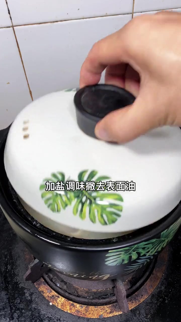 为什么你做的花生猪蹄汤发黑有腥味？只要掌握两个技巧煲出来的汤比牛奶都白没一点腥味