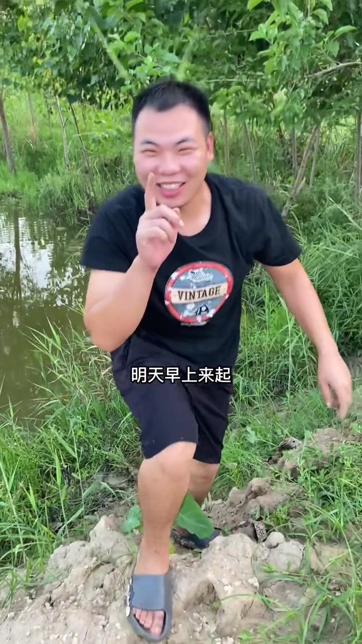 小伙用地笼去抓鱼一条也没抓到！没想到抓的都是河虾