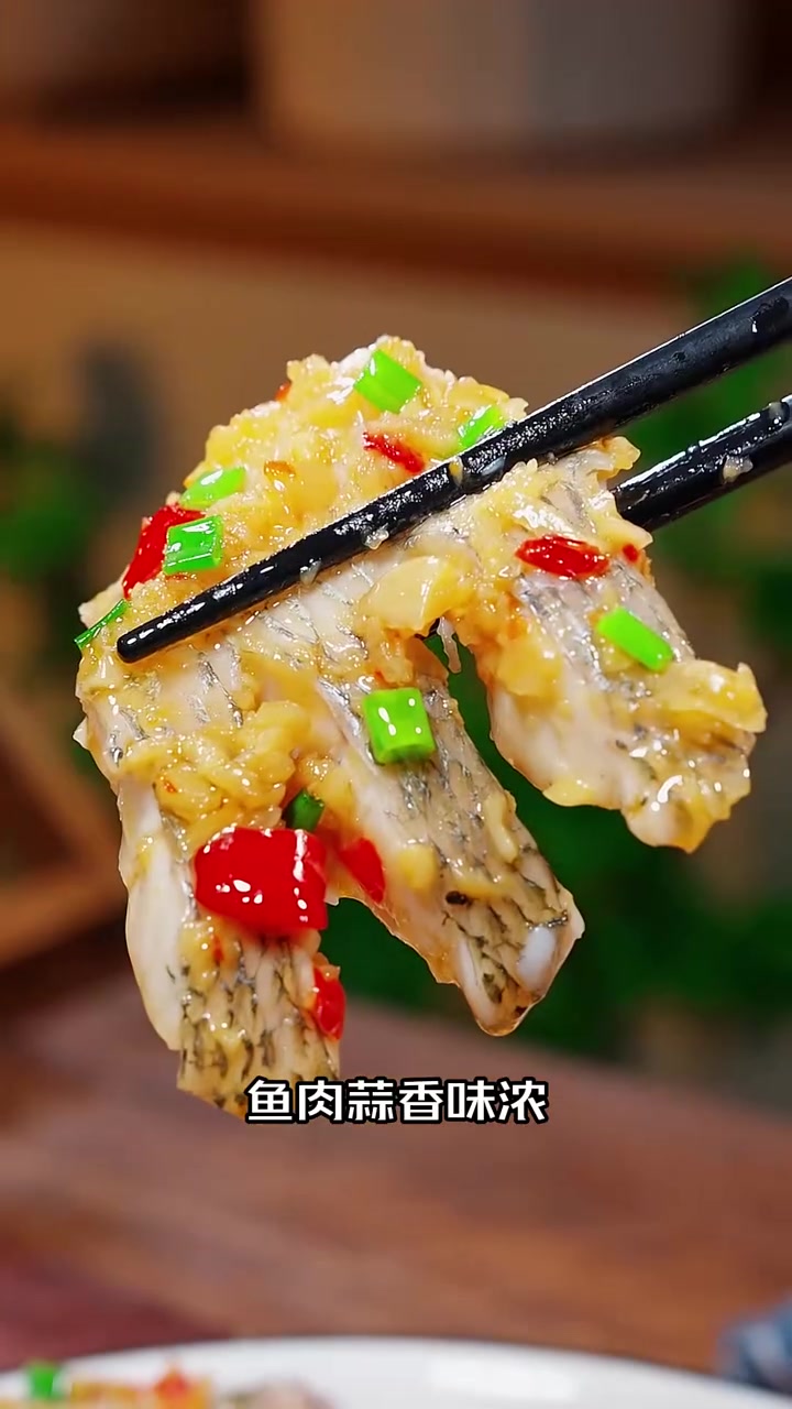 解锁鲈鱼搭配嫩豆腐的神仙吃法鱼肉蒜香味浓，豆腐嫩滑爽口，真的太好吃了 蒜蓉豆腐蒸鲈鱼 鲈鱼