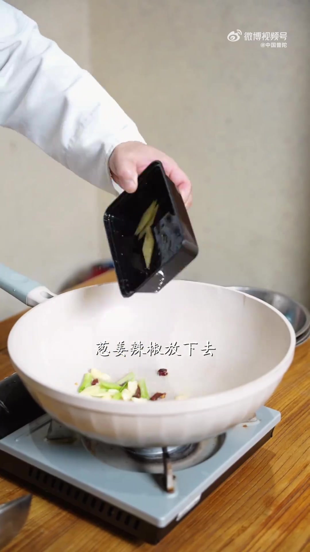 「立冬美食打卡」秋冬就该吃这种暖心家常菜！舟山的「萝卜烧鲳鱼」绝了～本地小萝卜清甜无涩，鲳