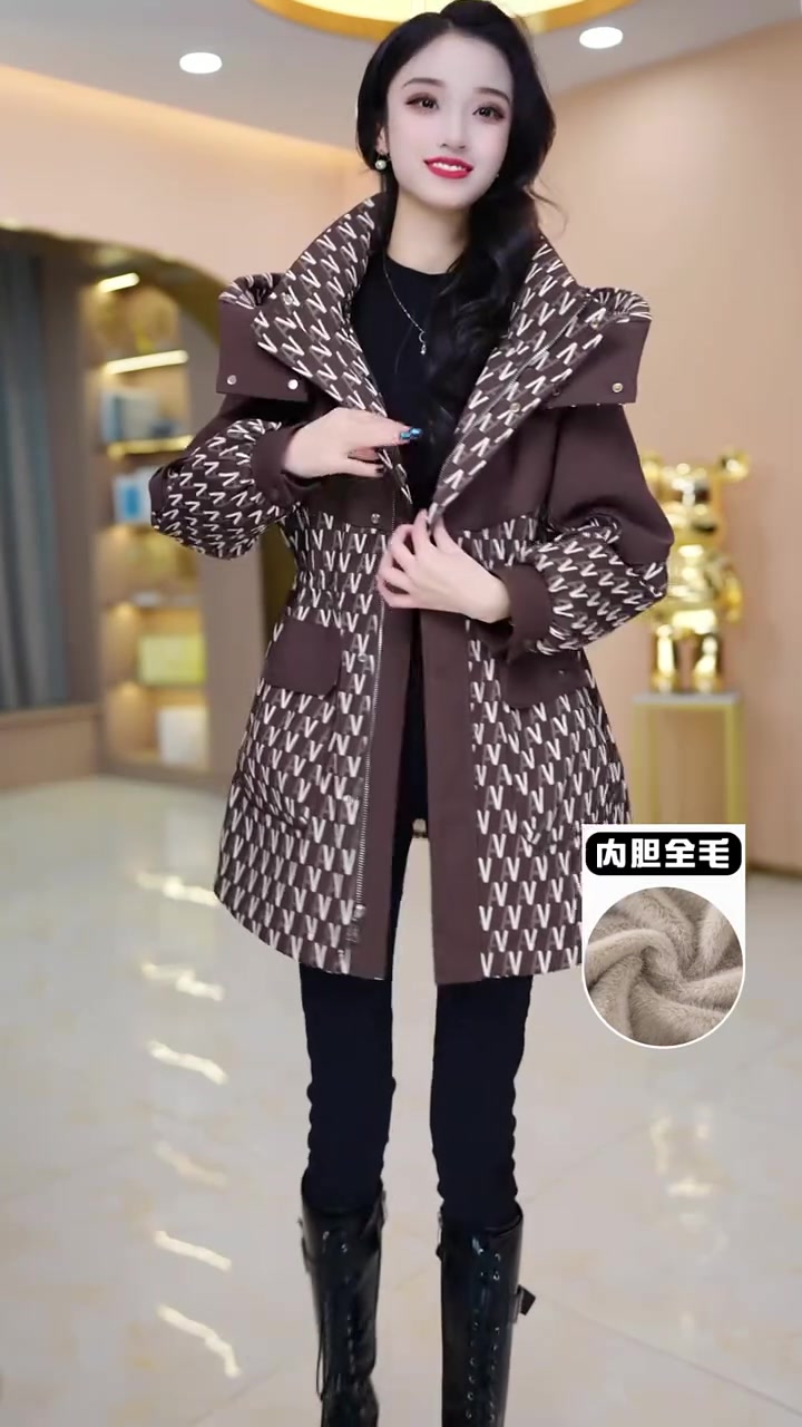 赶紧入手这款连帽派克服,让你的冬季造型更加高级又时尚!