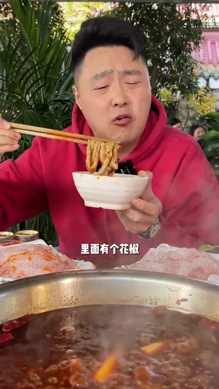 彭州九尺镇的鲜鹅肠火锅，脆嫩爽口，九尺板鸭软糯咸香，味道绝了