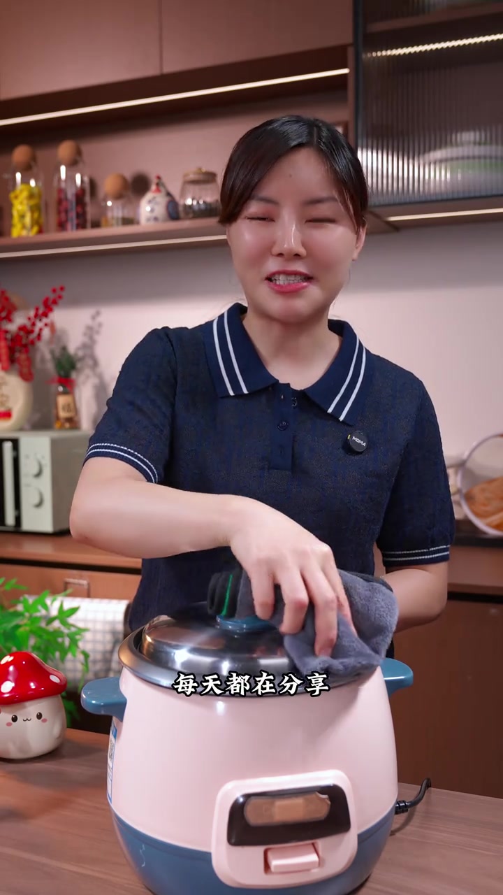 家人们，以后不想炒菜的时候啊，你就像我这样做一道懒人焖饭，饭菜一锅出，软糯的米饭搭配的各种