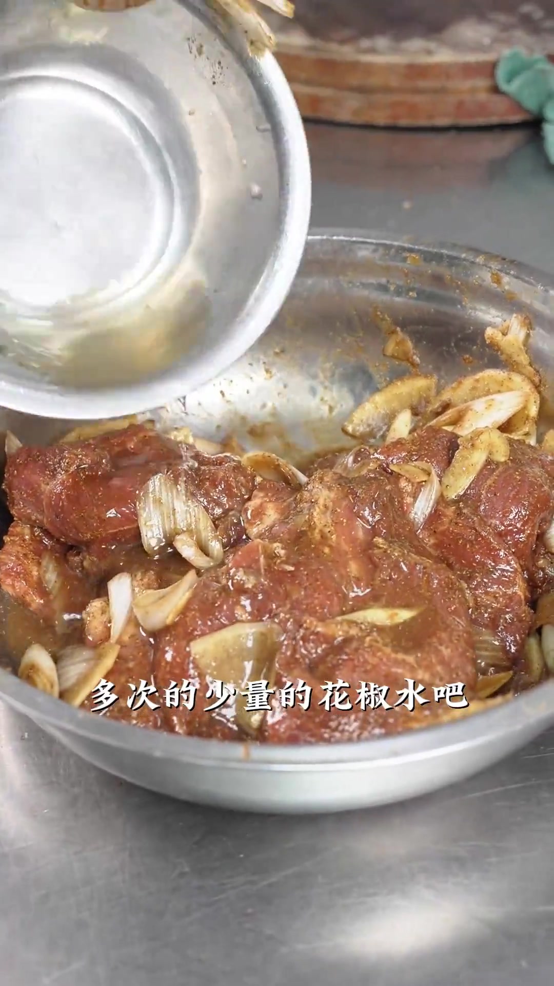 鲁菜中的炸五香肉，山东各地区做法各异，今天和大家分享做法