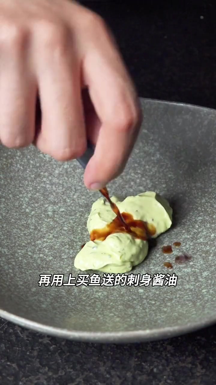 夏天把饭张力拉满！清新爽口的三文鱼牛油果盖饭