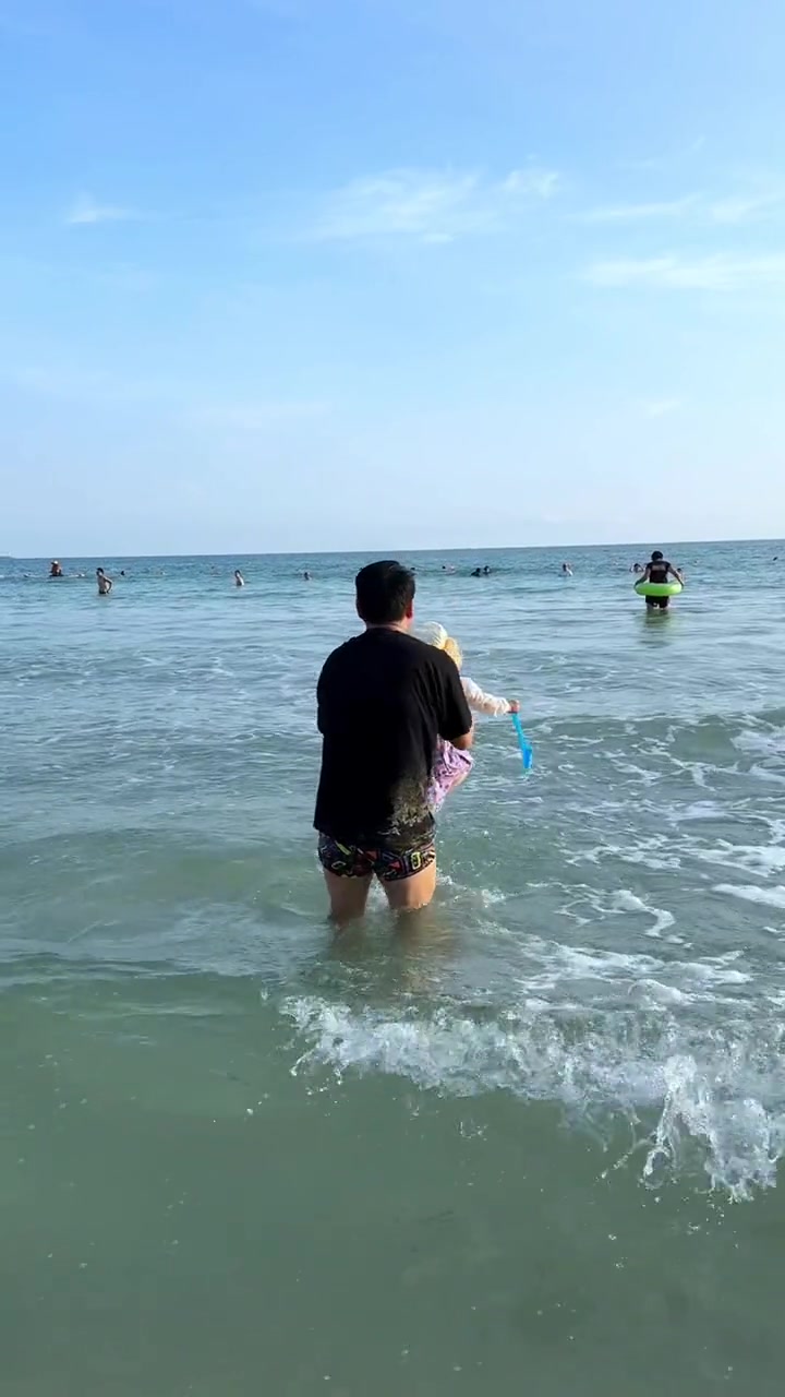 大家早上好！大海边的沙滩真的很好玩，太大了