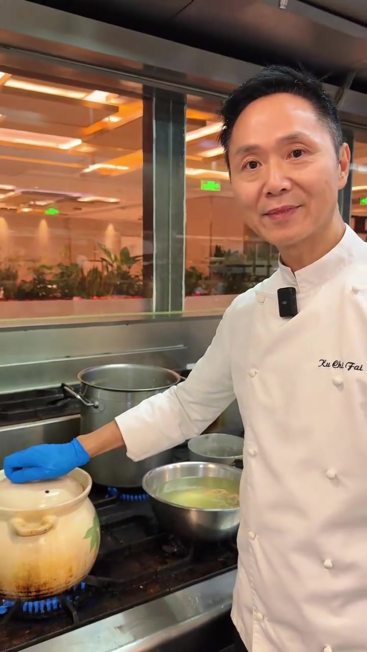 这可能是你见过最详细的广东老火汤的教程！今天粤菜厨师古志辉给大家分享时令老火汤“莲藕红豆猪