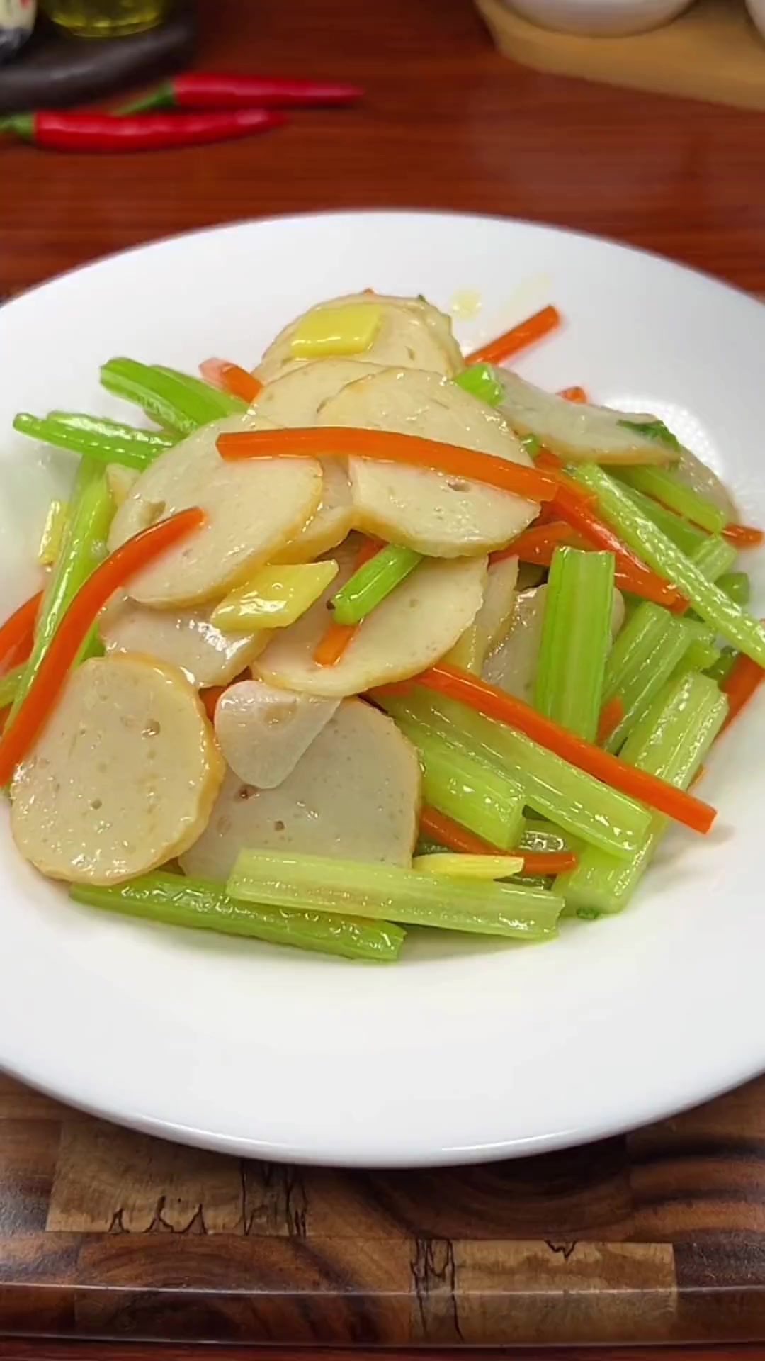 温州经典家常菜芹菜炒鱼饼,爽脆简单快试试