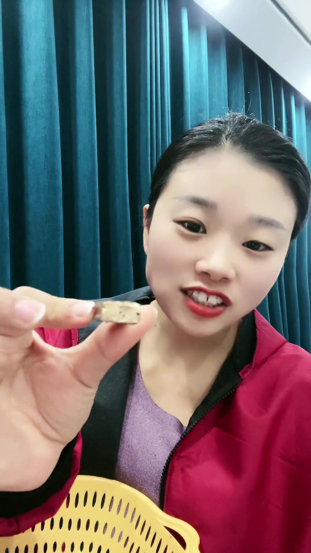 这么好吃的紫皮糖一定要囤两单啊,外面是一层巧克力,里面是硬心的夹了花生碎,吃起来香甜浓郁又