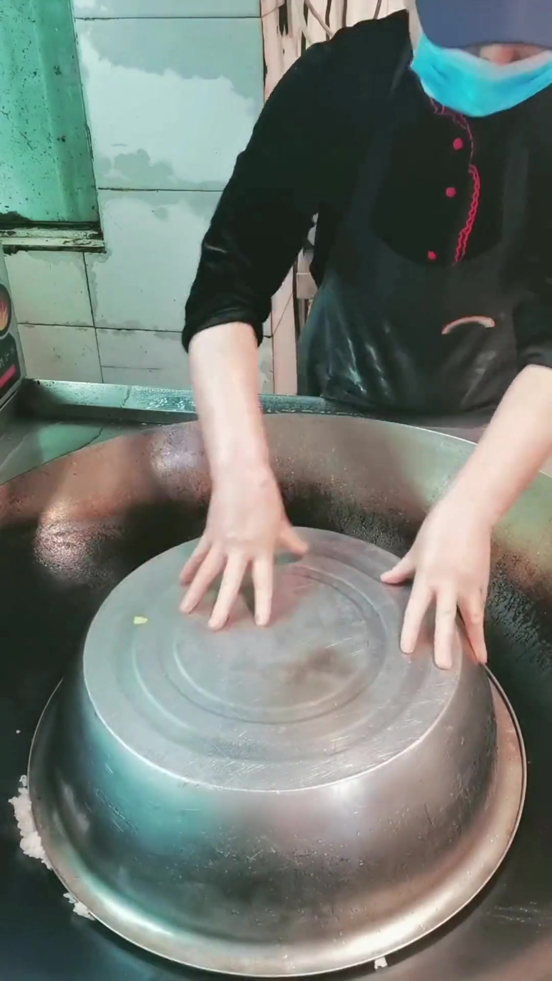 我们工地上食堂的早餐就这样吃的,这里有南北味,这些都要3点起床开始准备