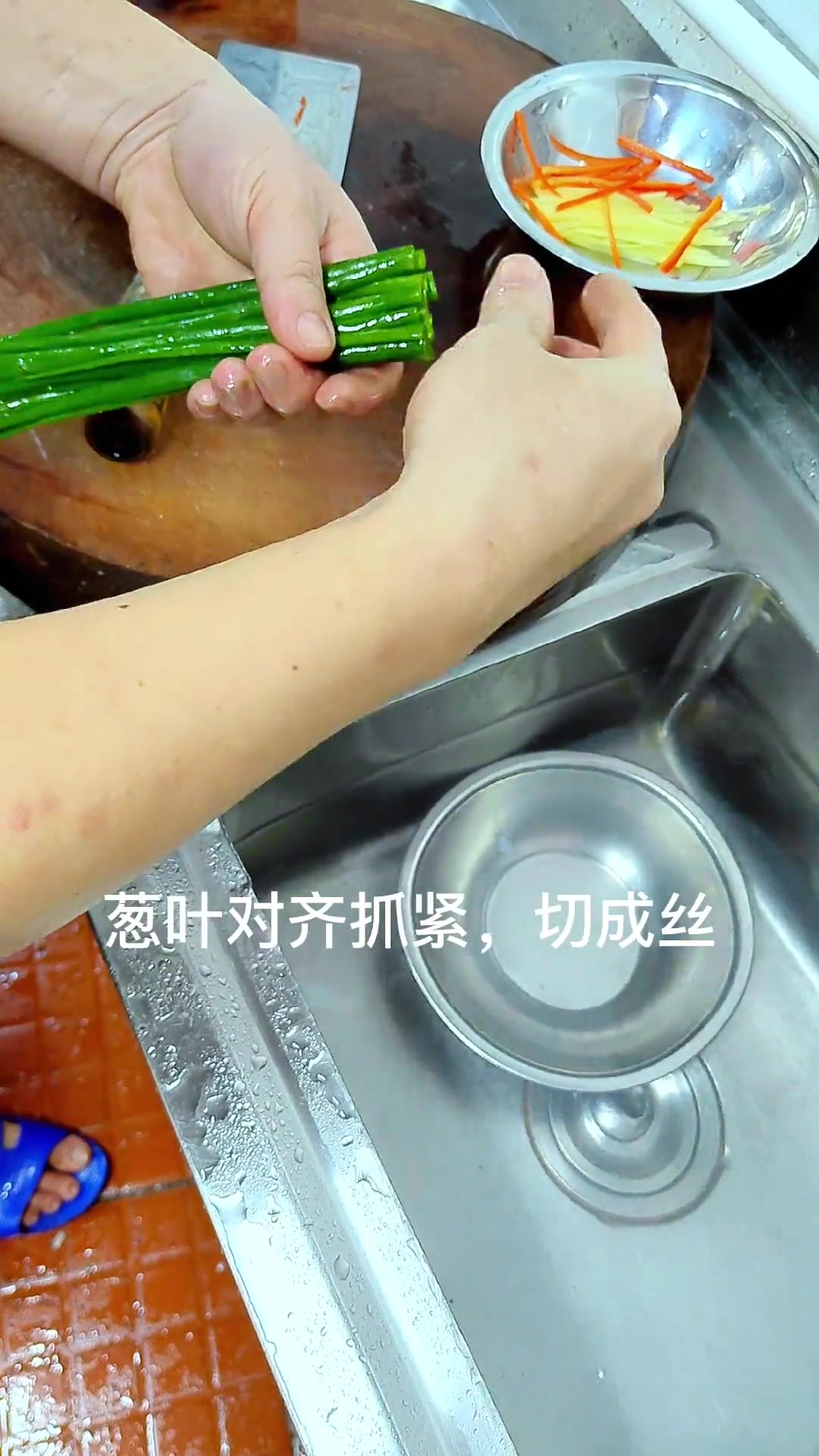 鲈鱼做法千千万,最简单的方法就是清蒸保留了食材的原汁原味