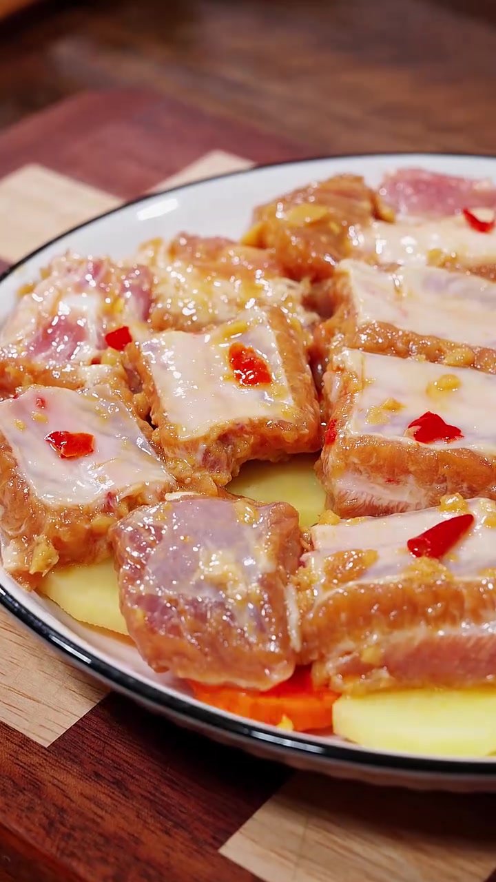 解锁排骨、土豆、胡萝卜的神仙吃法排骨又香又嫩又滑而土豆和胡萝卜则吸满了汤汁，比排骨还要好吃