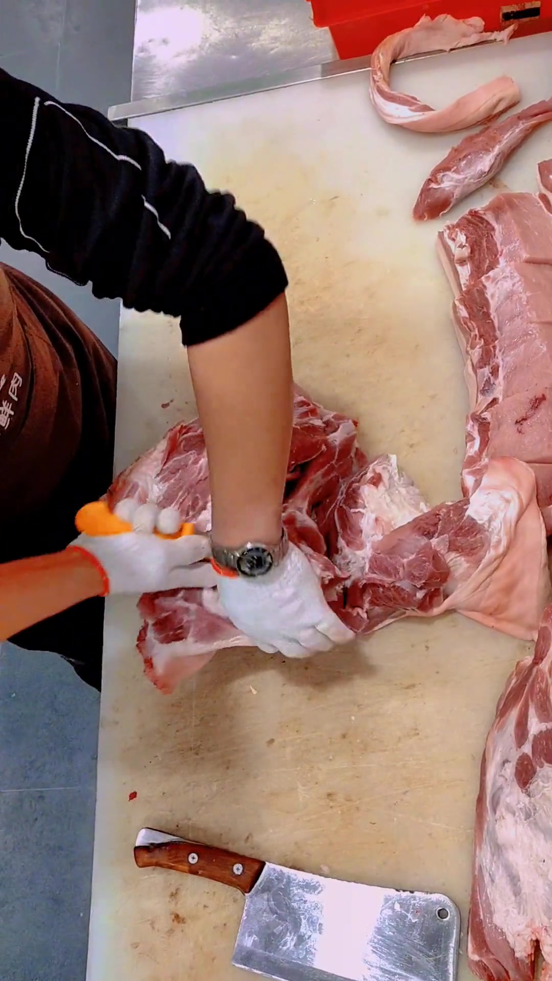 这个视频有点长，带大家一起了解：白条猪肉的简易分割，谢谢大家