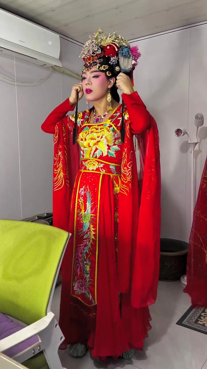 大家好,我是男扮女装的反串演员李子尧。生活中我是一个阳光开朗的大男孩,工作中经过三个小时的