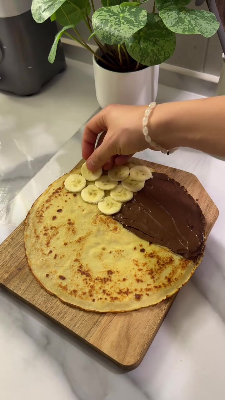简单可丽饼做法  面糊:1个鸡蛋 1杯牛奶 少面粉 一小撮盐  做法:1.把面糊搅拌均匀,