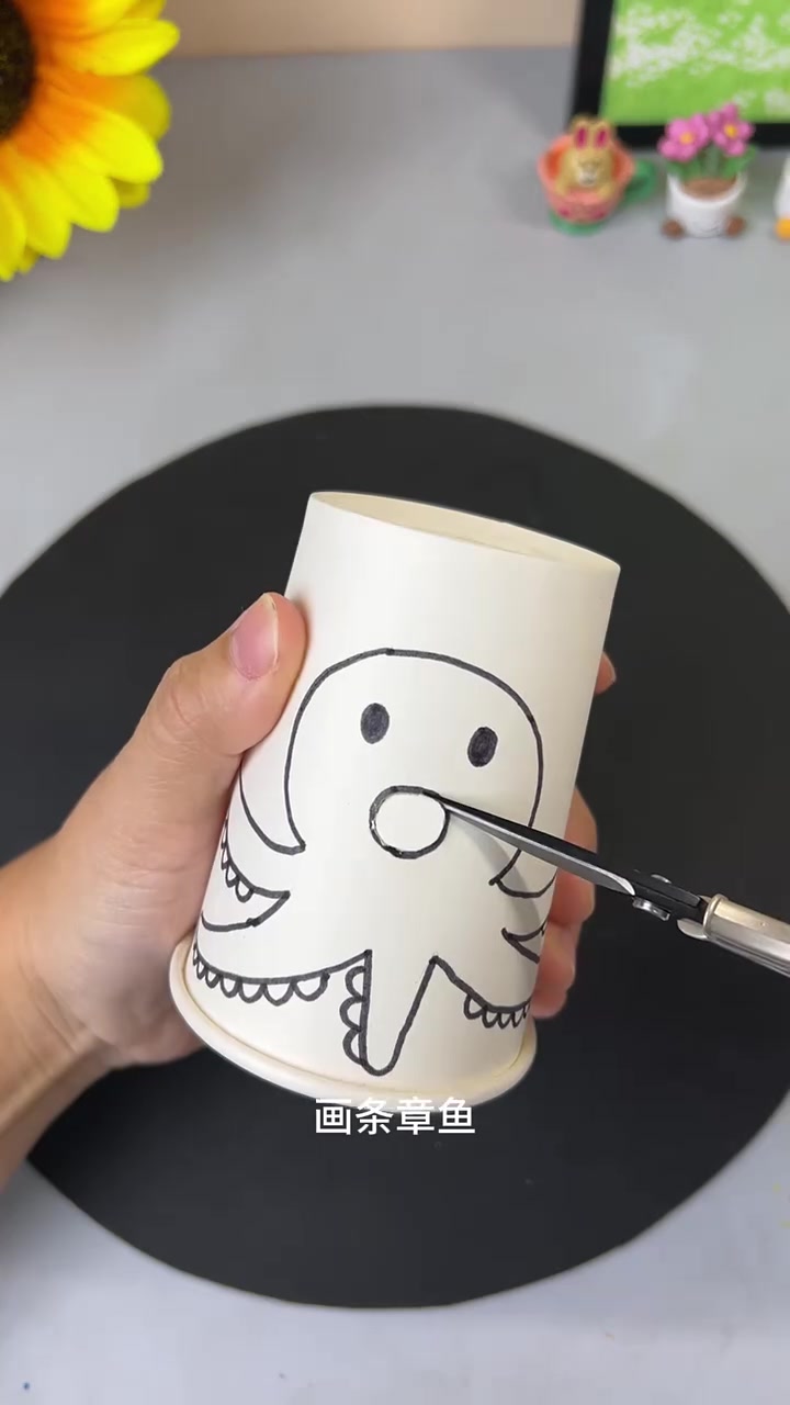 用一次性纸杯diy章鱼吐泡泡玩具，周末带孩子玩起来，孩子很喜欢