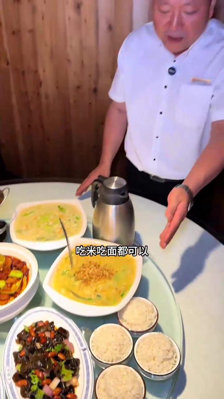 老洛阳面馆四人餐来啦，六菜一主食性价比真的高