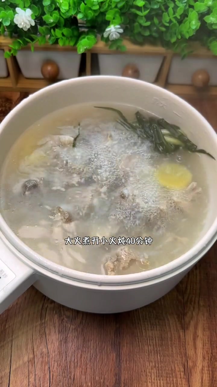 鲜美不油腻的排骨萝卜汤，冬天就要多吃点萝卜，好吃又营养