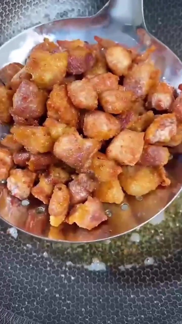 今天教你在家做烤肉串，关键是做法太简单了，非常的好吃又解馋
