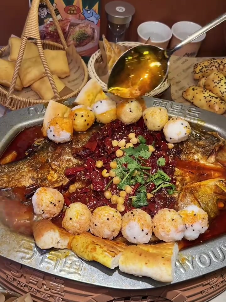 谁懂这一口馕坑烤鱼,鲜香滋味的独特魅力!