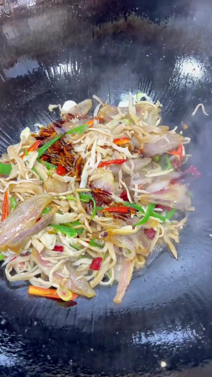 美食教程，笋丝炒腊肉非常下饭的一道家常菜，好吃又简单