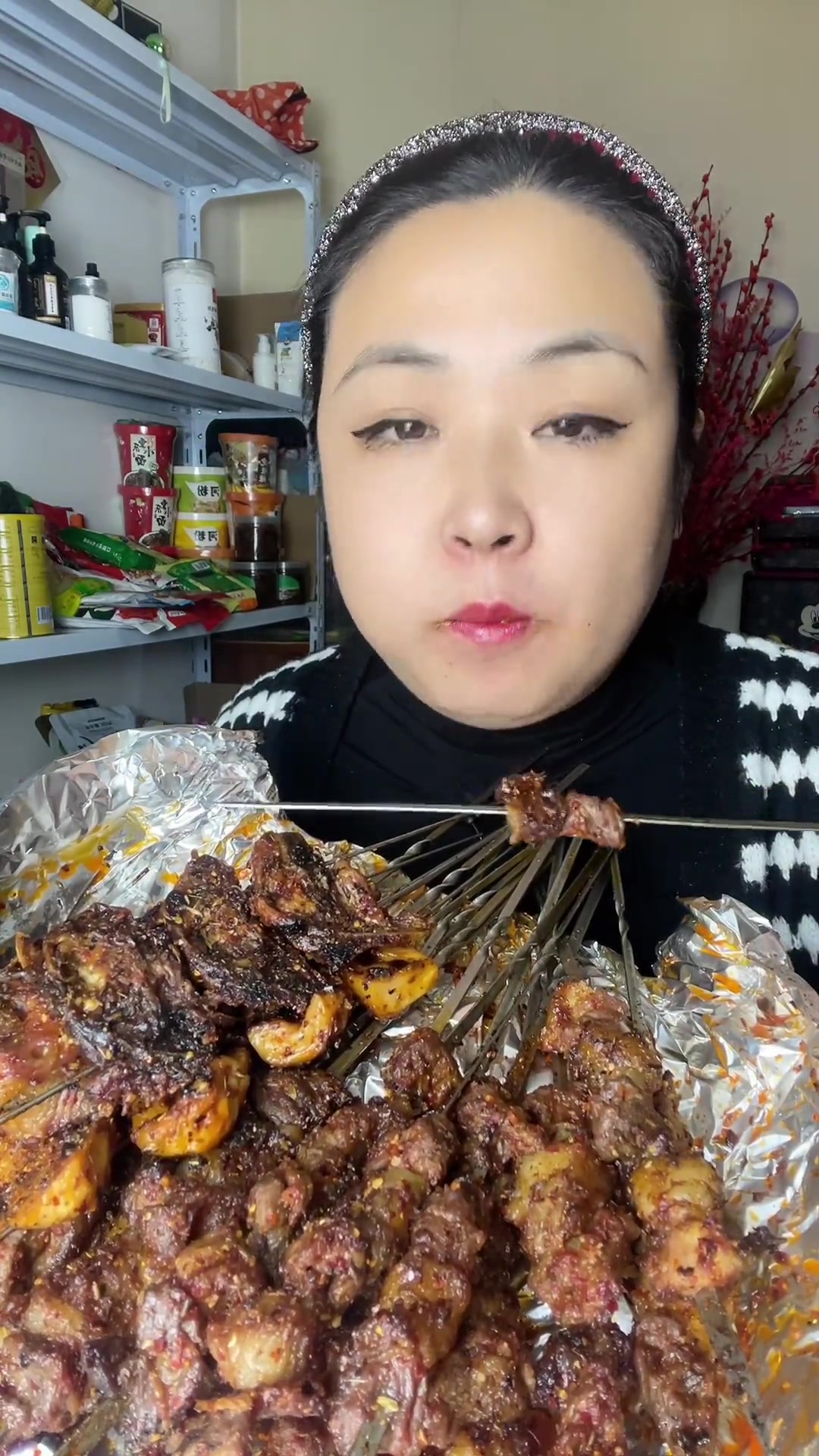 吃羊肉串,大小串差别大,大串嚼不烂还没小串入味!