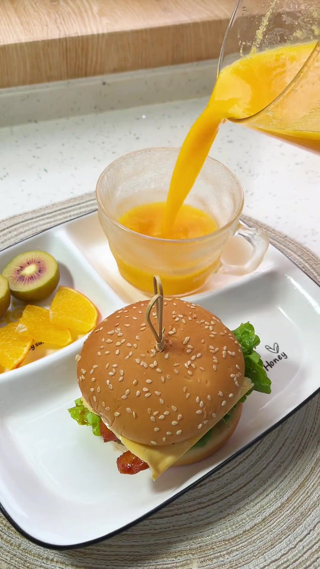 周五小学生早餐,胡萝卜玉米汁鸡排汉堡