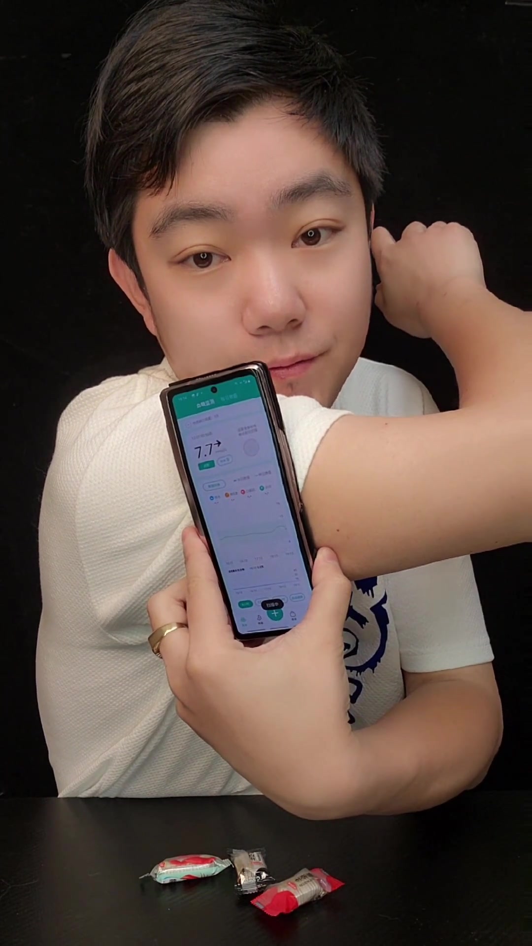 不是什么都能吃,别人拿给你这种糖必须小心,一块就好