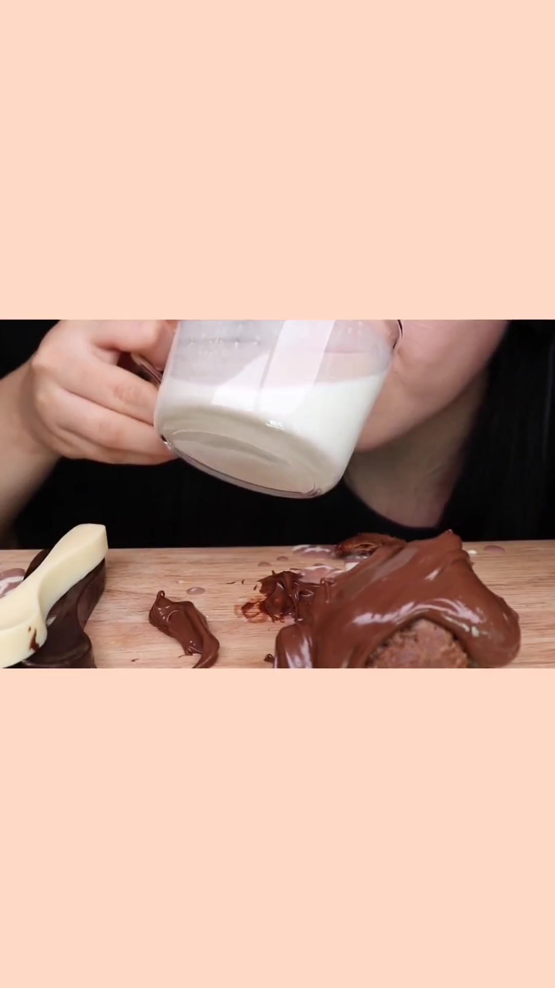 费列罗香浓可可巧克力酱，早餐面包必配。甜品制作首选