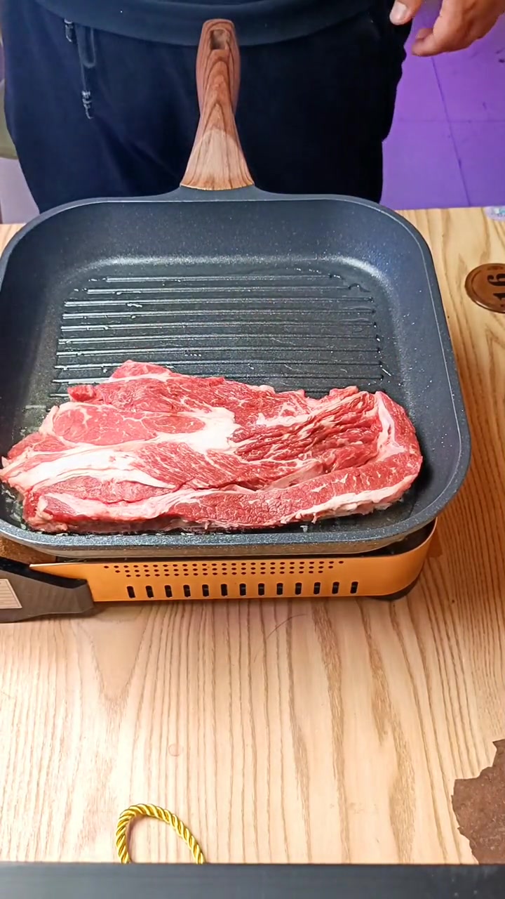 大姑娘放学挑牛排,煎上脑肉嫩出锅撒盐