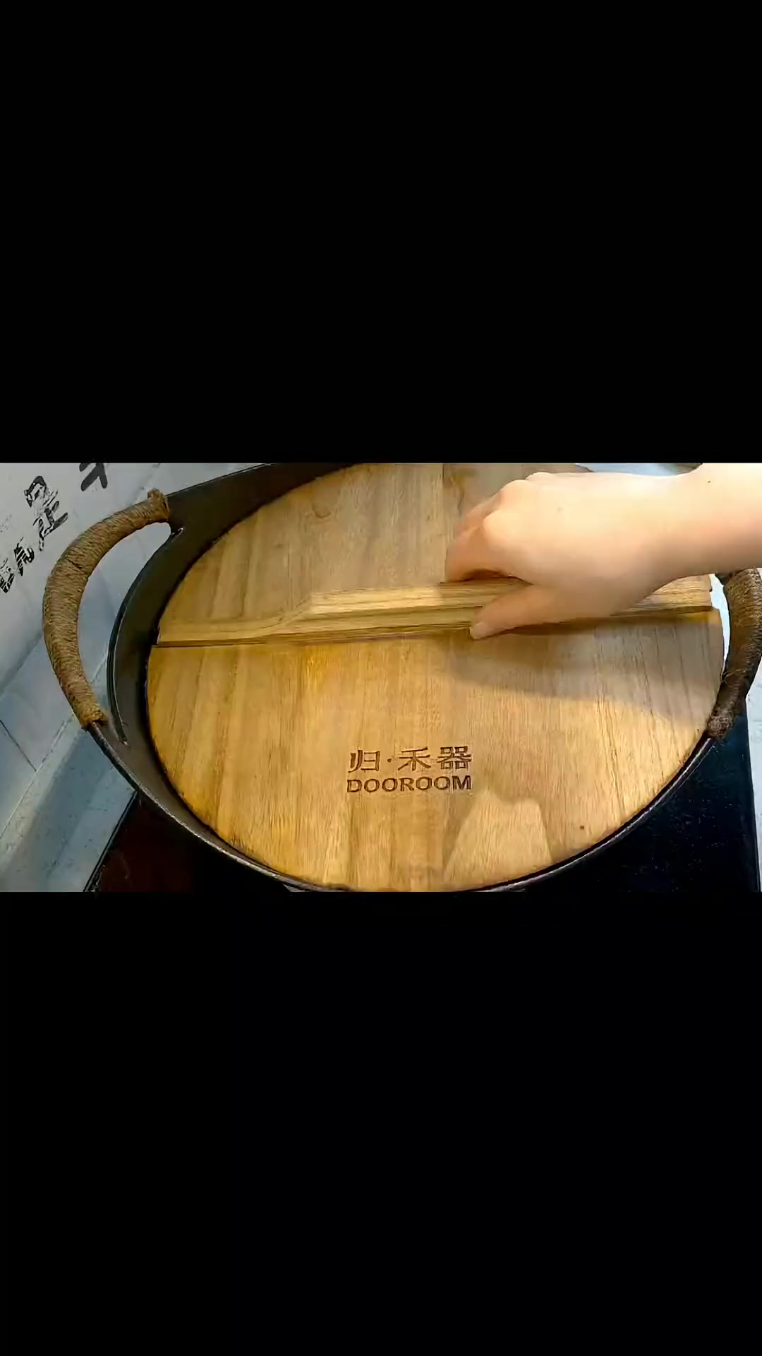 好不容易想吃瓠子烧肉，没想到烧出来瓠子发苦，所以在削皮的时候就要先尝一尝，如果是苦的瓠子就