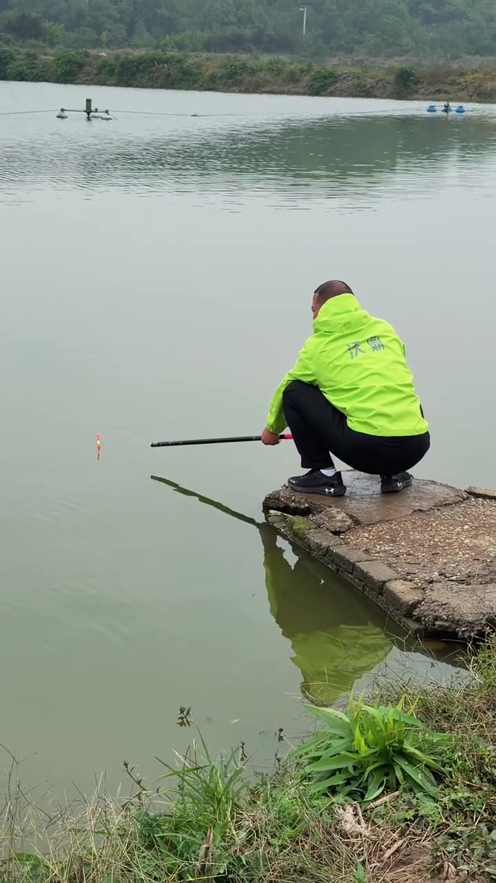 有这门手艺走哪都有鱼吃 鲫鱼大叔