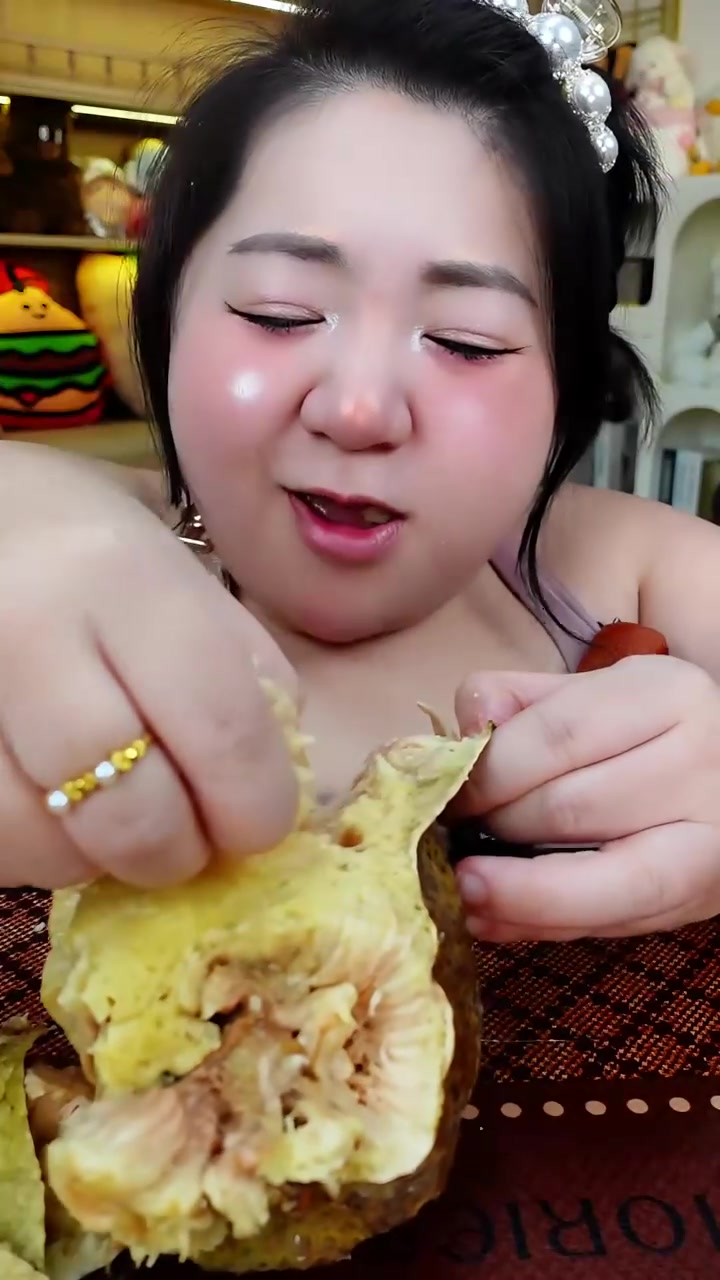 今天花200大洋尝个网红水果，面包果，老甜了吃着像释迦果，你们觉得这200花的值吗