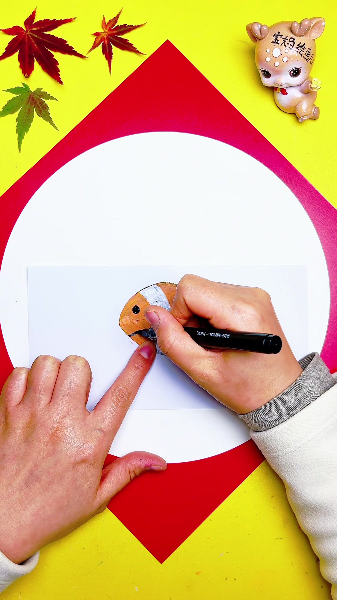 一起来做树叶小鱼吧!用落叶来创作《年年有鱼》!