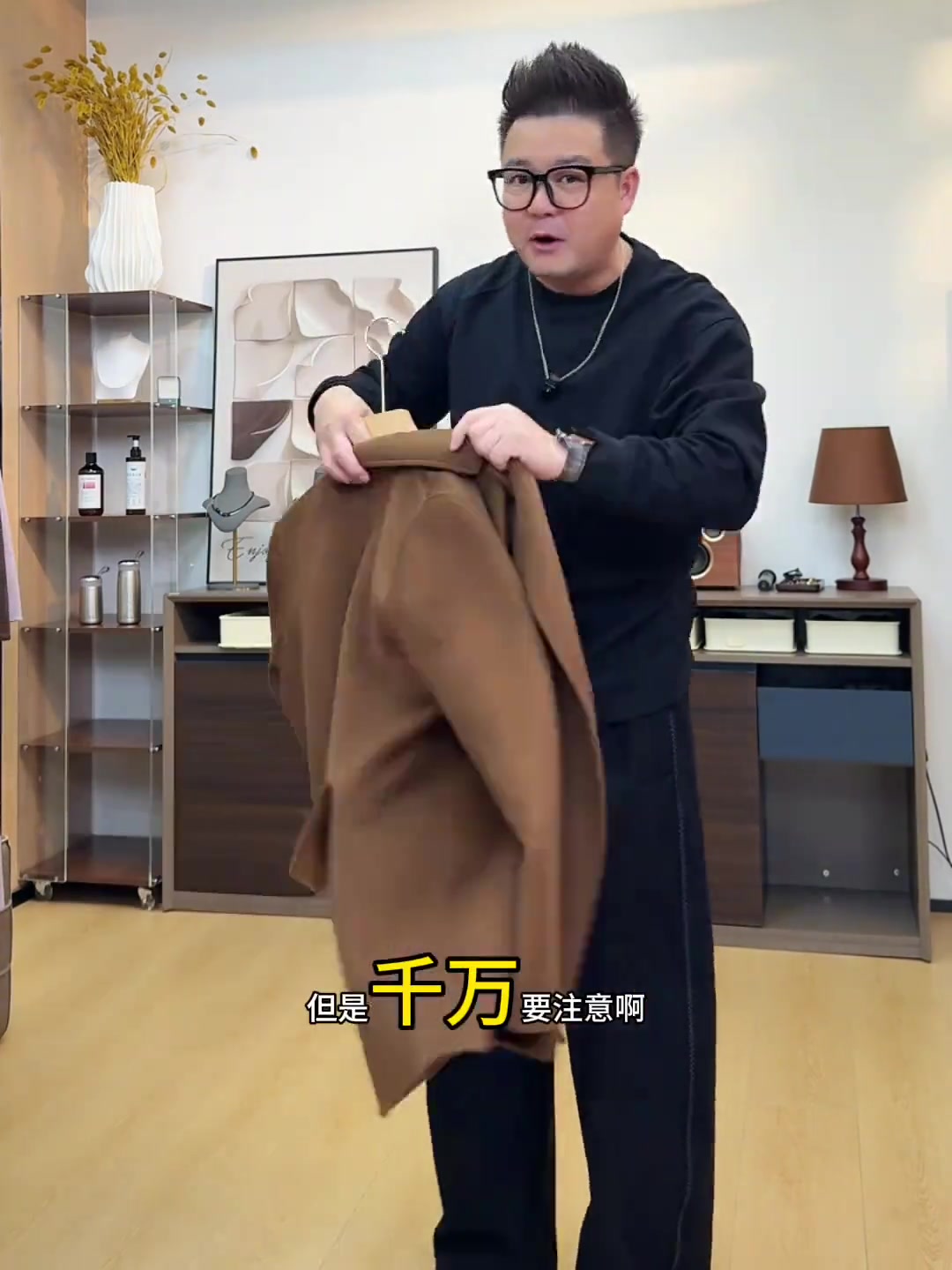 棕色大衣千万别搭咖色，拒绝显黑廉价